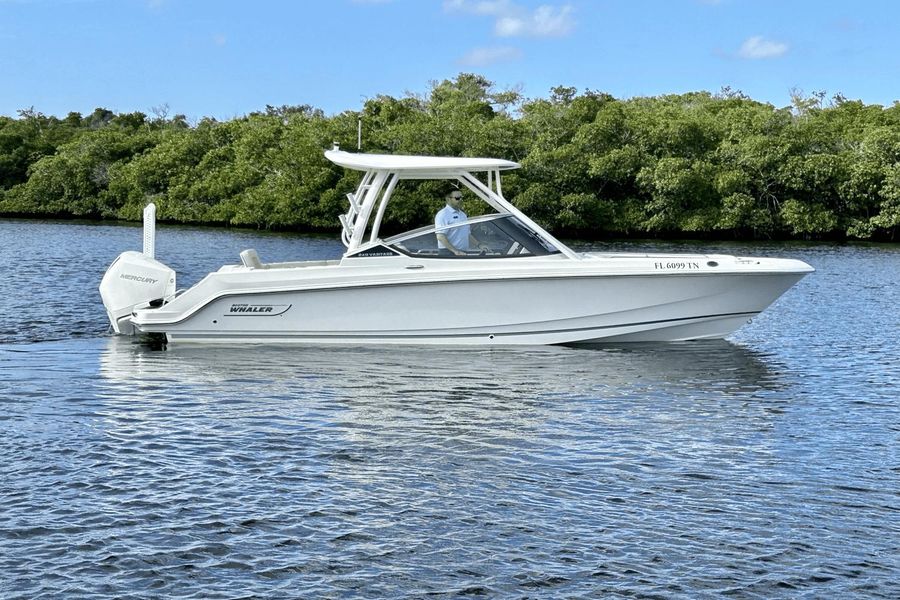 2023 Boston Whaler 240 Vantage