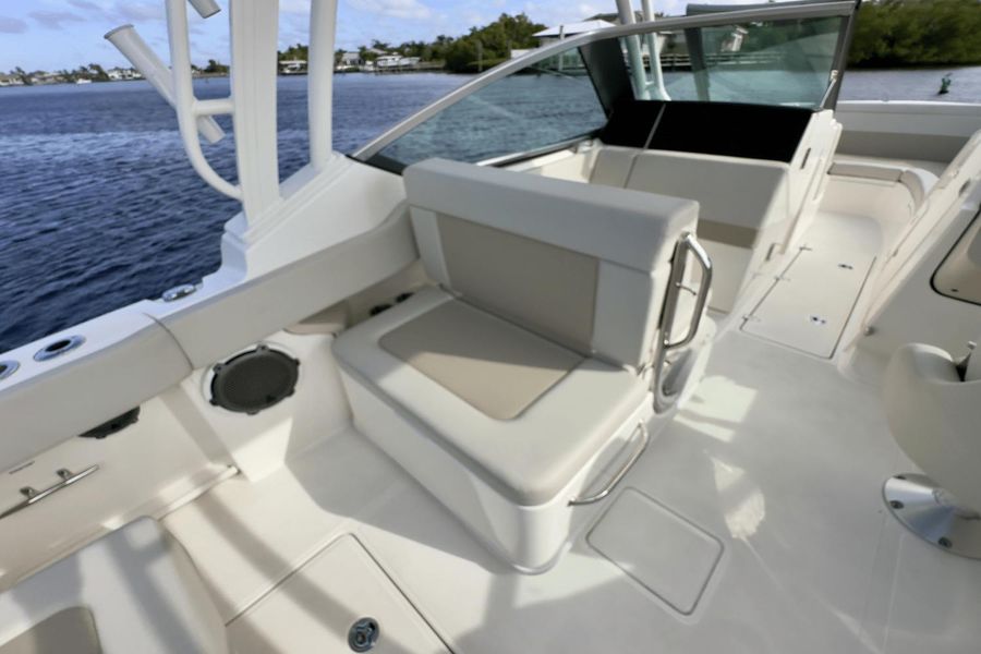 2023 Boston Whaler 240 Vantage