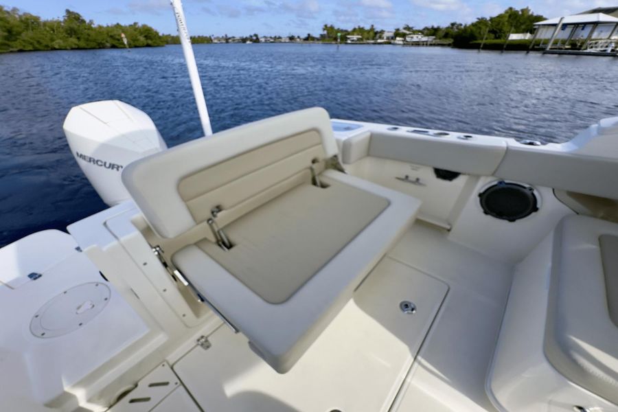 2023 Boston Whaler 240 Vantage