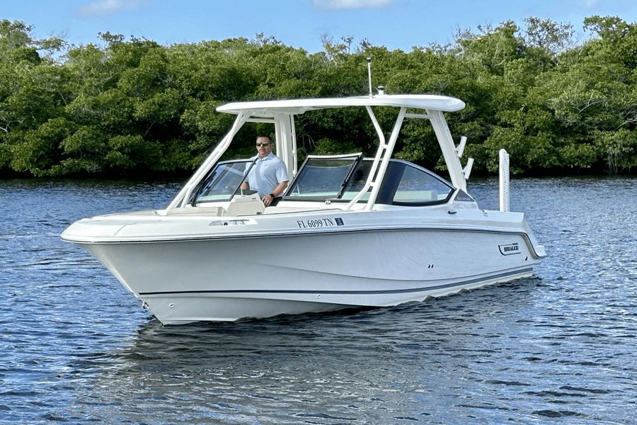 2023 Boston Whaler 240 Vantage