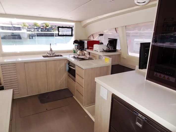 Livitup Yacht Photos Pics Modern kitchen interior of 2017 Leopard 43 Powercat yacht with sleek design.