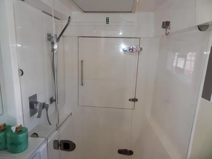 Livitup Yacht Photos Pics Shower area in 2017 Leopard 43 Powercat yacht, featuring modern fixtures and sleek design.