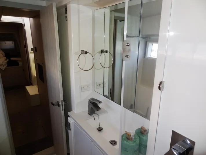 Livitup Yacht Photos Pics Bathroom interior of 2017 Leopard 43 Powercat with modern fixtures and mirrored cabinet.