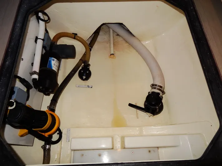 Livitup Yacht Photos Pics Leopard 43 Powercat 2017 engine compartment with hoses and pump system.