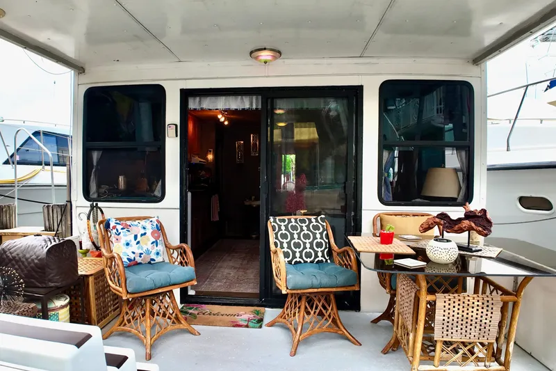 Amore Yacht Photos Pics 1996 Catamaran Cruisers Aqua Cruiser 44 with cozy outdoor seating and decor.