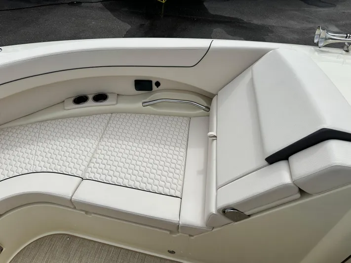  Yacht Photos Pics Luxurious seating area on the 2025 Chris-Craft Launch 31 GT boat.