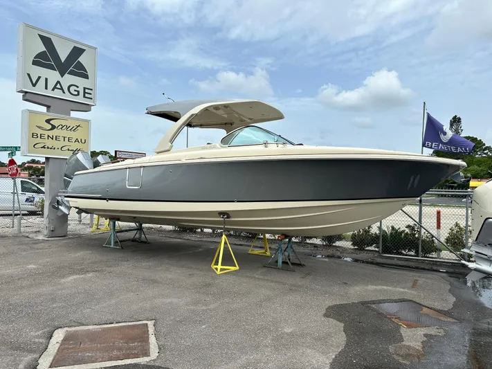  Yacht Photos Pics 2025 Chris-Craft Launch 31 GT boat displayed at Viage dealership.