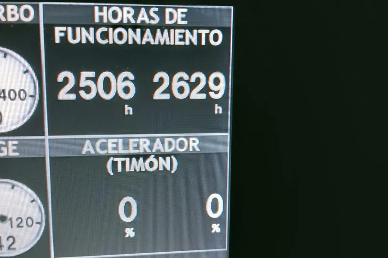 Amura Yacht Photos Pics Display panel showing operating hours and throttle percentage for Bali 5.4 Open Space, 2021 model.