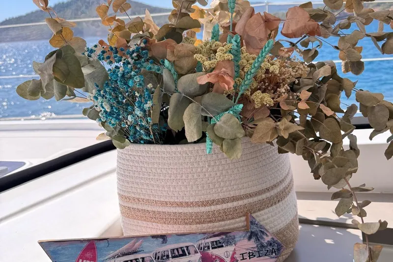 Amura Yacht Photos Pics Basket of dried flowers on a Bali 5.4 Open Space yacht, 2021, with ocean view.