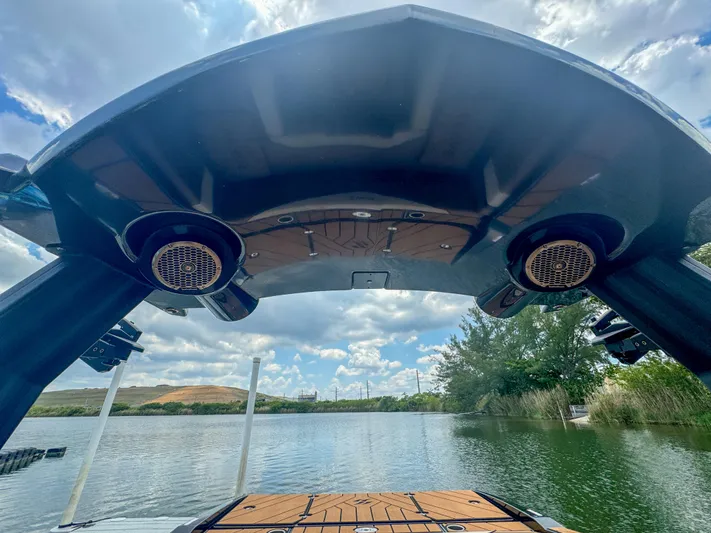  Yacht Photos Pics 2024 Varatti Z2373 boat with a view of the lake and sky.