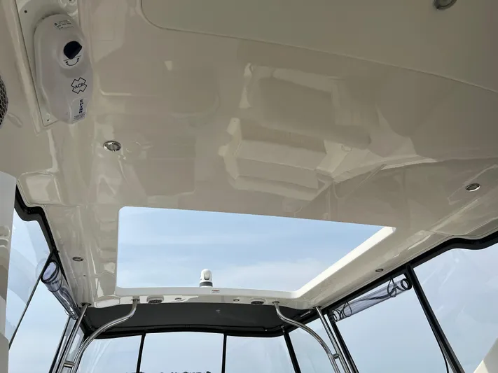Boatjunkie Yacht Photos Pics FlyBridge Hardtop w/ Electric Retractable Roof