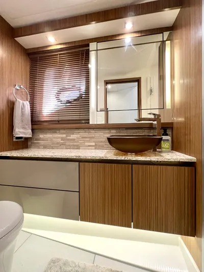 Boatjunkie Yacht Photos Pics Master StateRoom - Head