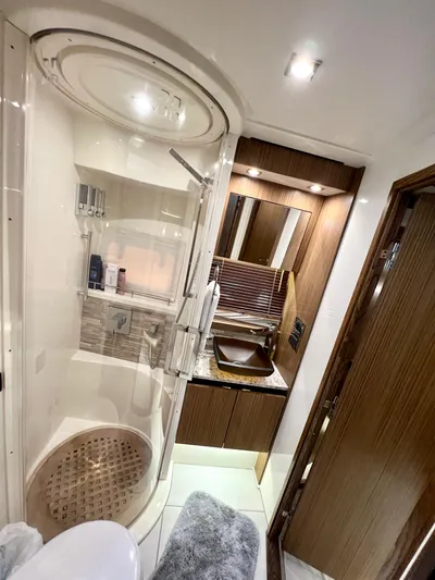 Boatjunkie Yacht Photos Pics VIP / Guest Head & Shower