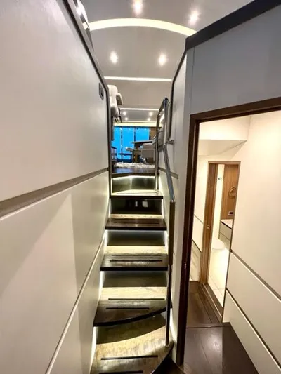 Boatjunkie Yacht Photos Pics Companionway