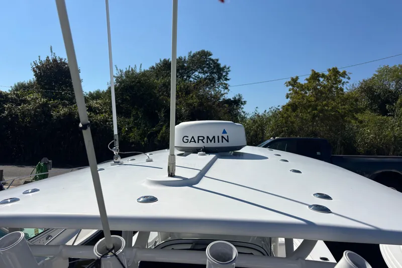  Yacht Photos Pics 2017 Regulator 28 boat with Garmin radar, antennas, and clear sky background.