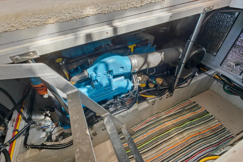  Yacht Photos Pics Engine compartment of a 2000 Silverton 392 Motor Yacht, featuring a blue engine.