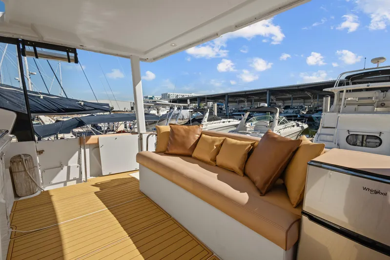  Yacht Photos Pics 2000 Silverton 392 Motor Yacht with cushioned seating, docked at marina under blue sky.