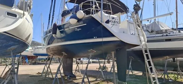  Yacht Photos Pics 2006 Beneteau Oceanis Clipper 393 sailboat on stands in a boatyard.
