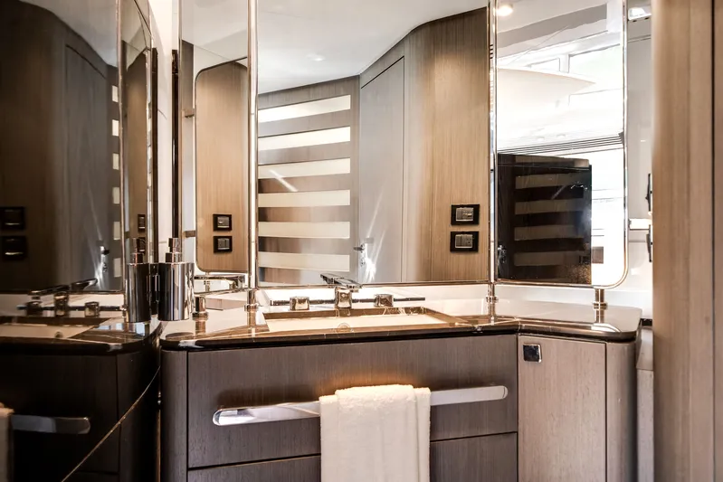  Yacht Photos Pics Luxurious bathroom in the 2022 Azimut S7 yacht model.