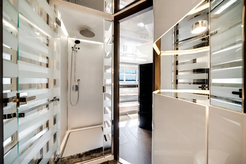 Yacht Photos Pics Luxurious bathroom in the 2022 Azimut S7 yacht model.
