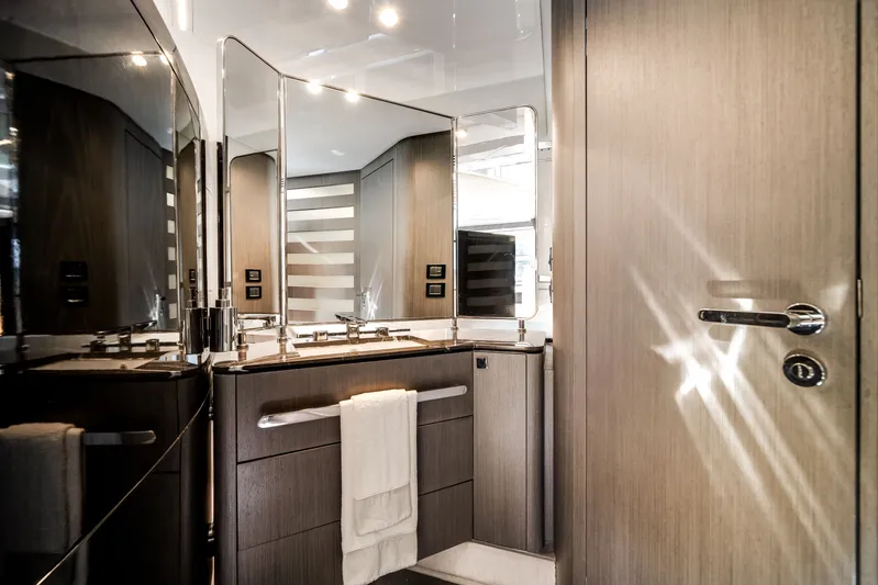  Yacht Photos Pics Luxurious bathroom in the 2022 Azimut S7 yacht model.