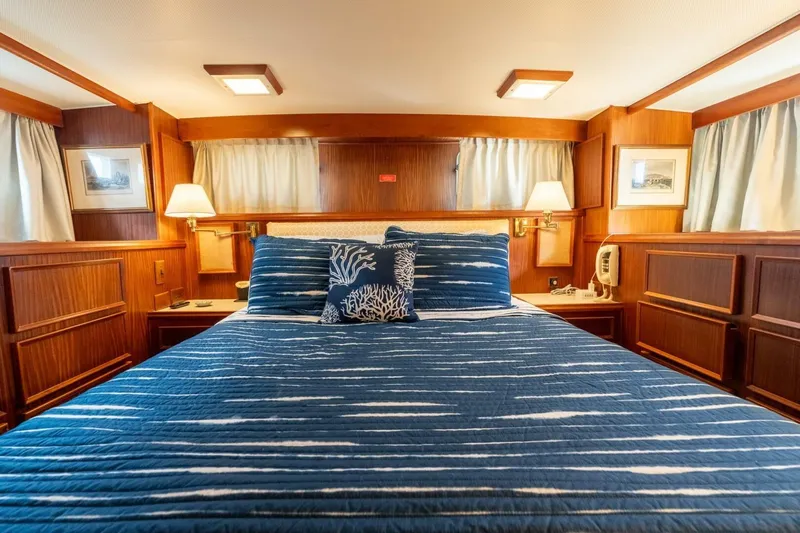 Even Keel Yacht Photos Pics Luxurious cabin interior of 1985 Hatteras 53 Motor Yacht with blue bedding.