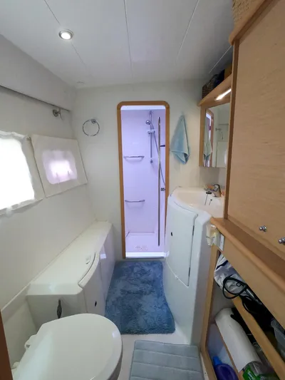 Bleu Lagoon Yacht Photos Pics 2012 Lagoon 421 yacht bathroom with shower, storage, and modern fixtures.