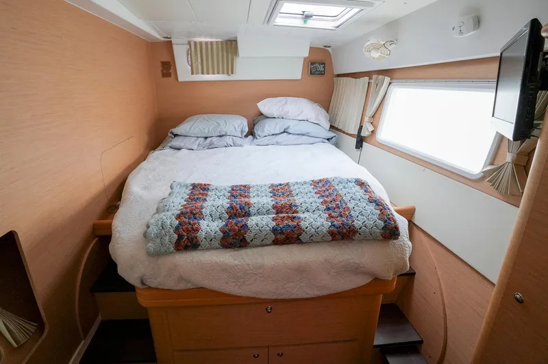 Bleu Lagoon Yacht Photos Pics Cozy bedroom in 2012 Lagoon 421 yacht with double bed and window.