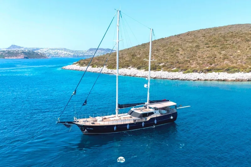 Cİca Sultan Yacht Photos Pics Luxurious 2014 Ark Yat 24M yacht sailing in clear blue waters near a rocky coastline.