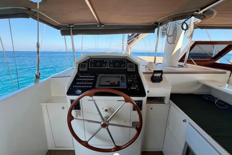 Cİca Sultan Yacht Photos Pics Helm of 2014 Ark Yat 24M yacht with ocean view and navigation equipment.
