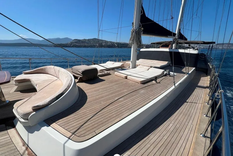 Cİca Sultan Yacht Photos Pics Luxurious 2014 Ark Yat 24M yacht with spacious deck and scenic ocean view.