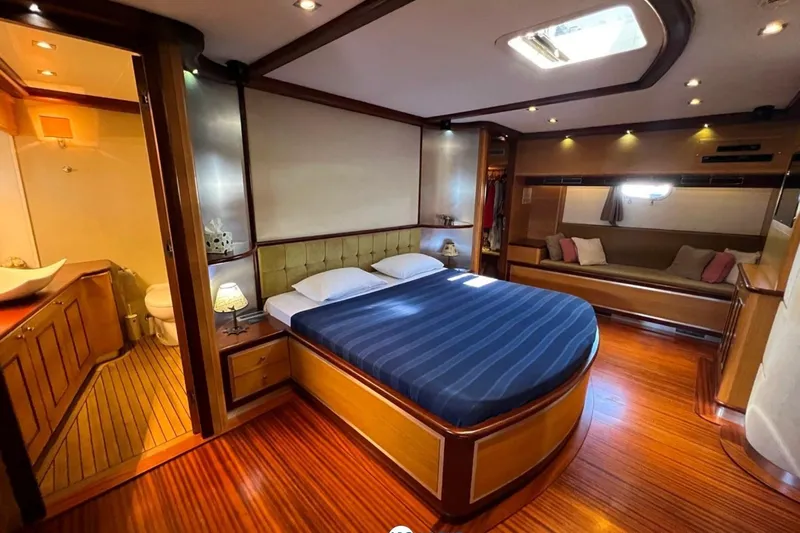Cİca Sultan Yacht Photos Pics Luxurious Ark Yat 24M 2014 yacht bedroom with ensuite bathroom and elegant wood finishes.