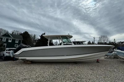 Boston Whaler 380 Outrage