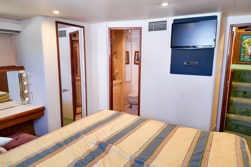 Coming To Fort Lauderdale By Nov. 3 Yacht Photos Pics Interior of 1999 Viking Cockpit Sports Yacht bedroom with TV and ensuite bathroom.