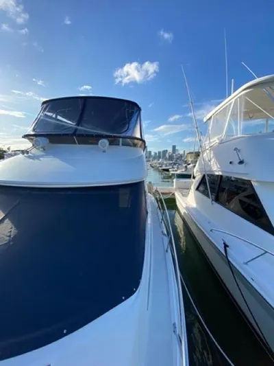  Yacht Photos Pics 2009 Meridian 391 Sedan yacht docked at marina with city skyline in background.
