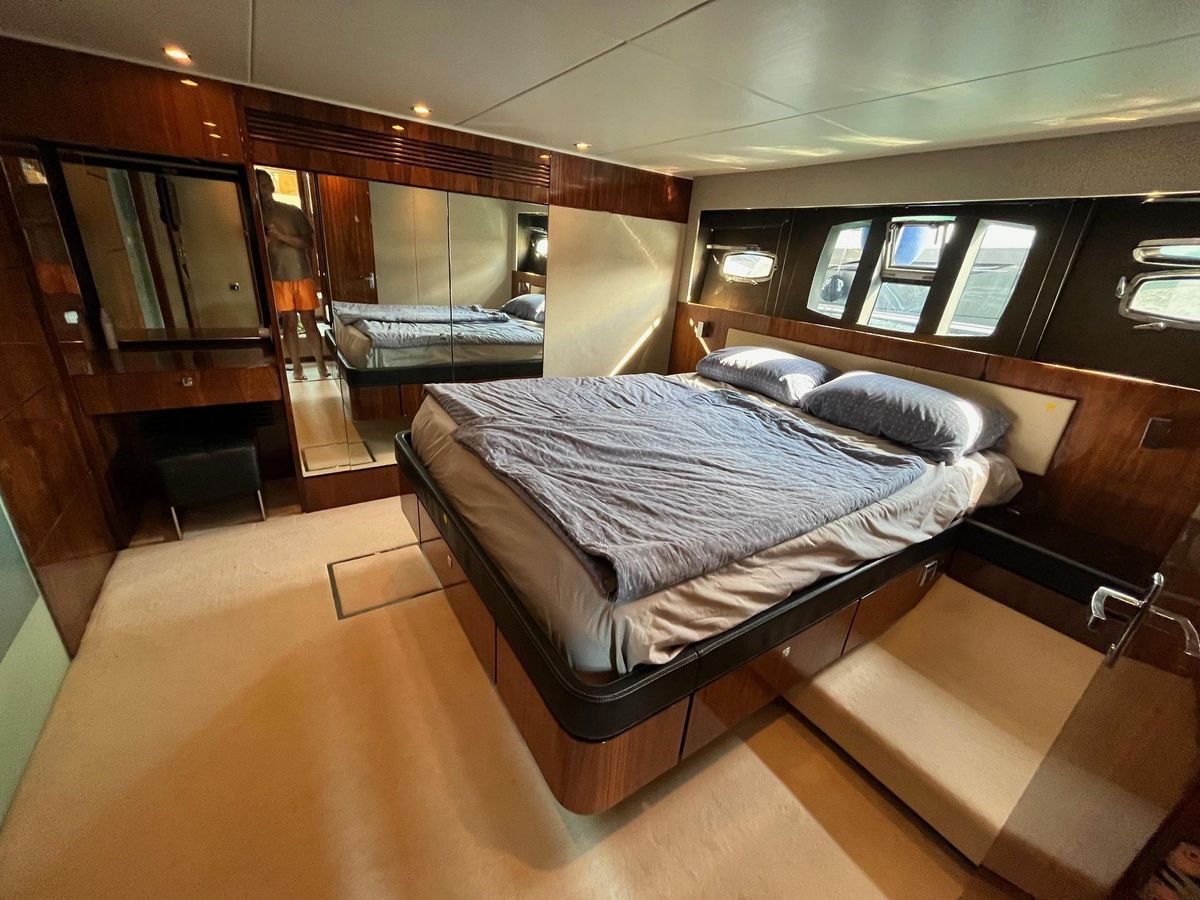2010 Fairline 67 