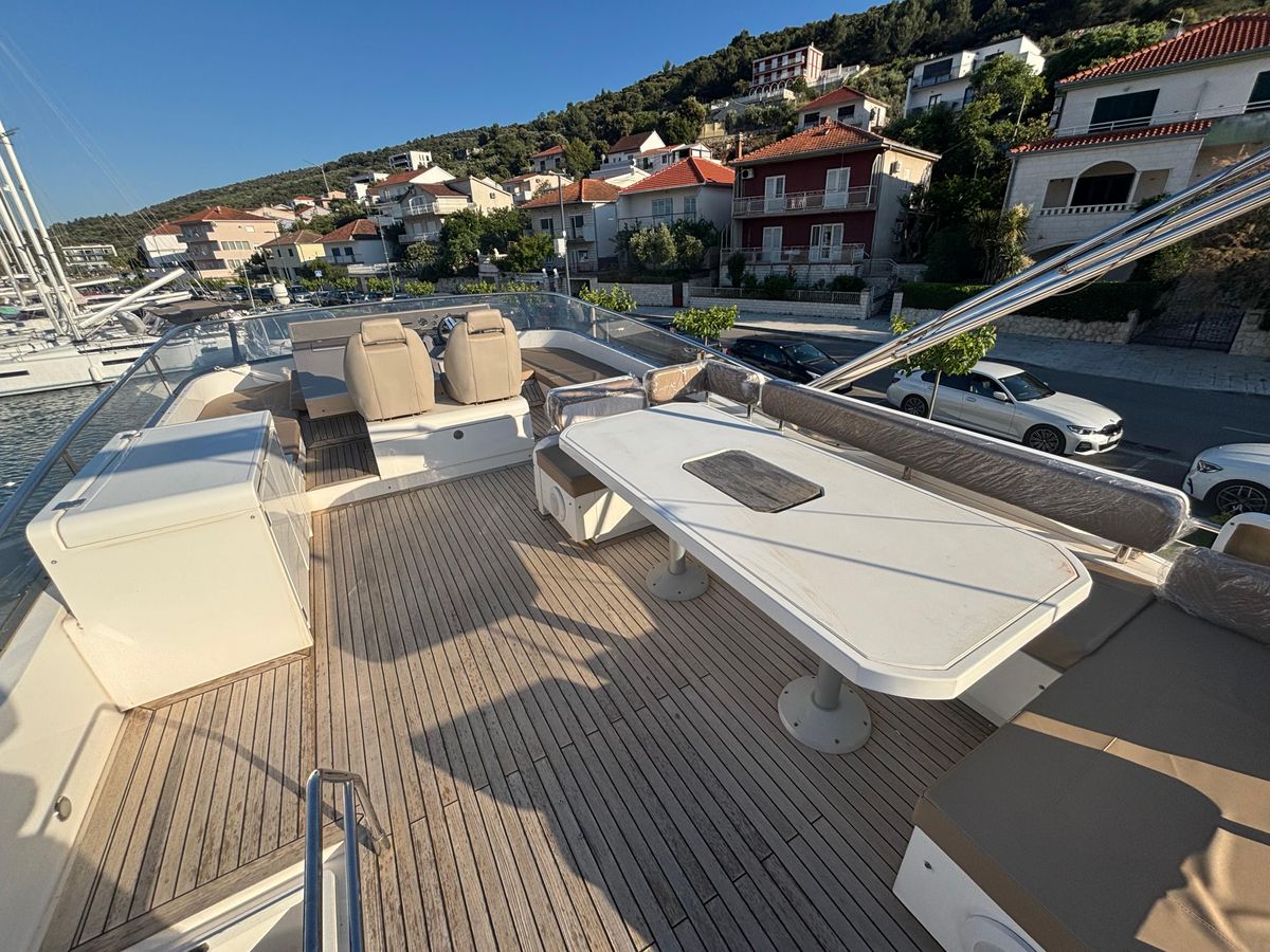 2010 Fairline 67 