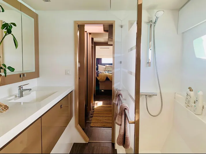  Yacht Photos Pics Interior view of 2018 Fountaine Pajot Saona 47 yacht bathroom.