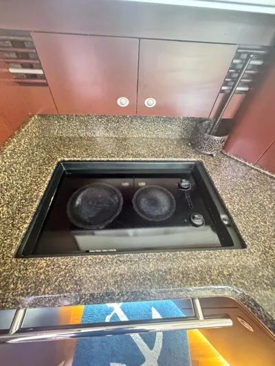  Yacht Photos Pics Built-in stovetop on 2007 Sea Ray 44 Sedan Bridge yacht kitchen.
