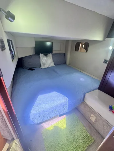  Yacht Photos Pics 2007 Sea Ray 44 Sedan Bridge bedroom with blue bedding and green rug