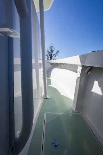 Hot Rod Yacht Photos Pics 2005 French Yachts 34 Center Console deck with clear blue sky.