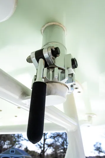 Hot Rod Yacht Photos Pics Close-up of a 2005 French Yachts 34 Center Console boat handle mechanism.