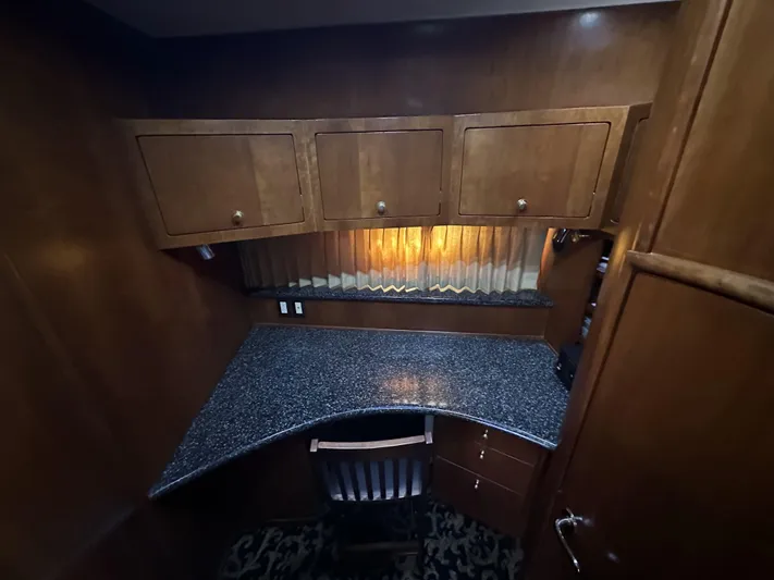 Bootlegger Yacht Photos Pics 1999 Carver 530 Voyager Pilothouse interior with wooden cabinets and granite countertop.