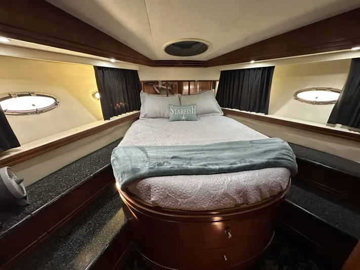Bootlegger Yacht Photos Pics Luxurious bedroom in 1999 Carver 530 Voyager Pilothouse yacht with elegant bedding.