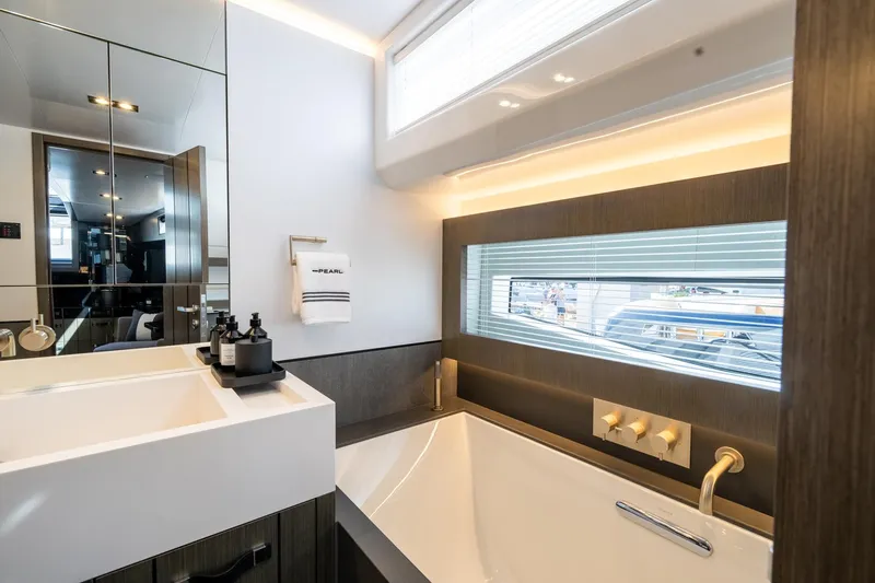 95 Pearl Yacht Photos Pics 