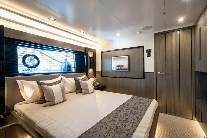 95 Pearl Yacht Photos Pics 