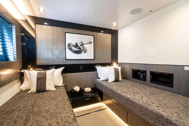 95 Pearl Yacht Photos Pics 