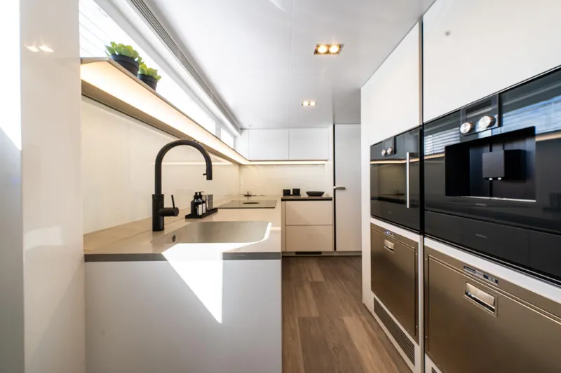 95 Pearl Yacht Photos Pics 