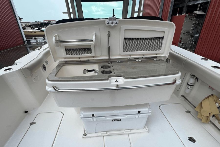 2021 Boston Whaler 330 Outrage