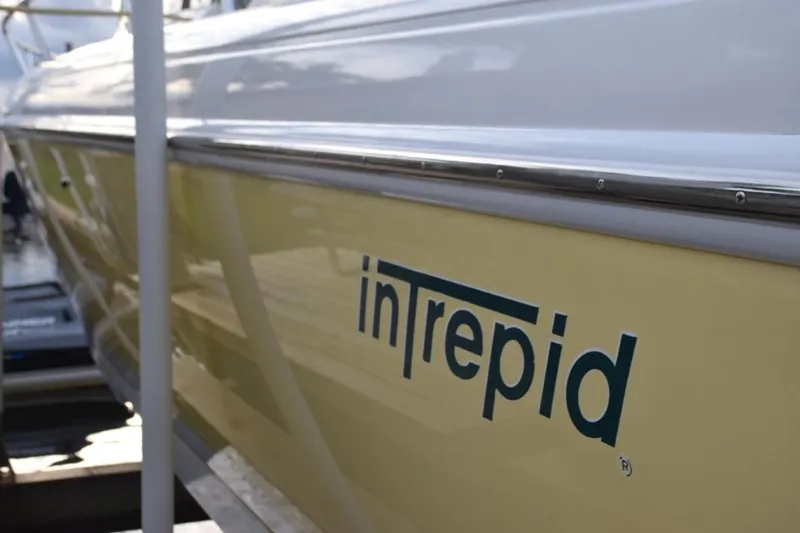 Cat Five Yacht Photos Pics Great shine and White rub-rail